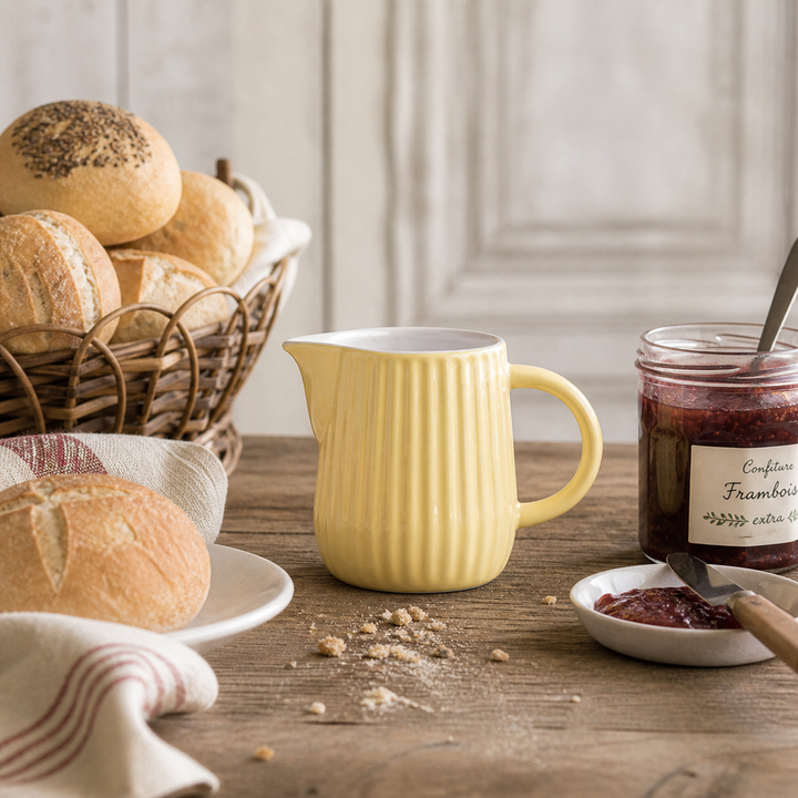 Ib Laursen Mynte Milch- und Sahnekännchen Lemonade 200 ml im Landhaus Frühstück Setting mit Brötchen Marmelade und Holz Tisch