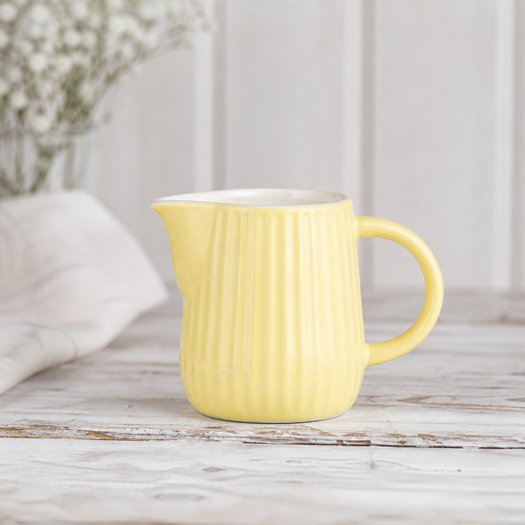 Ib Laursen Mynte Milch- und Sahnekännchen Lemonade 200 ml auf hellem Landhaus Tisch mit weichem Licht minimalistisch inszeniert