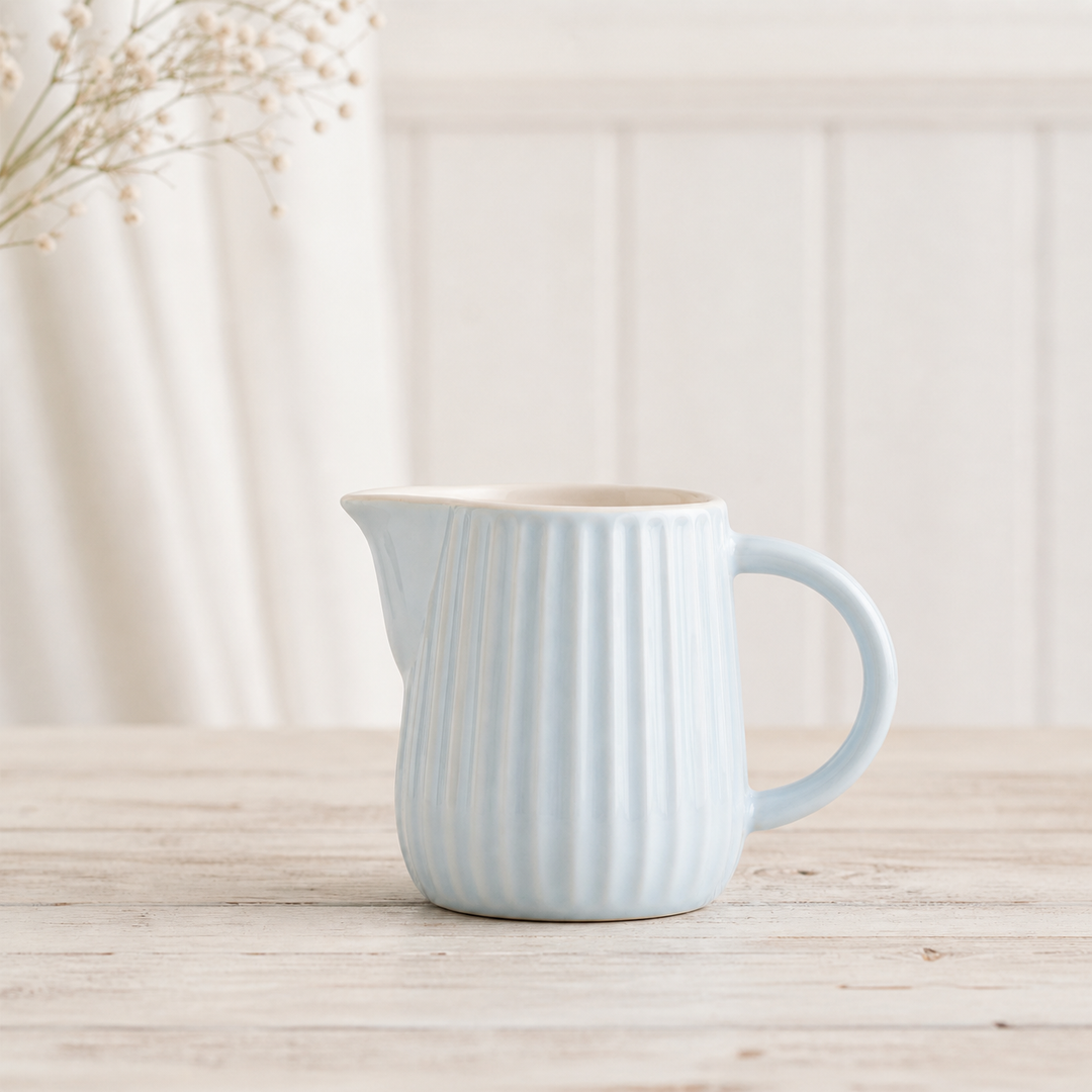 Ib Laursen Mynte Milch- und Sahnekännchen Stillwater 200 ml auf hellem Landhaus Tisch mit weichem Licht minimalistisch inszeniert