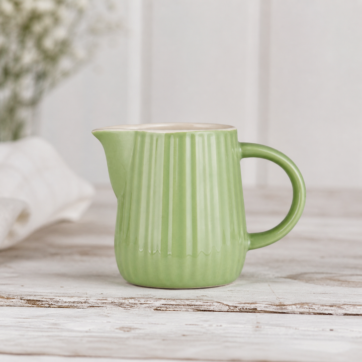 Ib Laursen Mynte Milch- und Sahnekännchen Wasabi 200 ml auf hellem Landhaus Tisch mit weichem Licht minimalistisch inszeniert