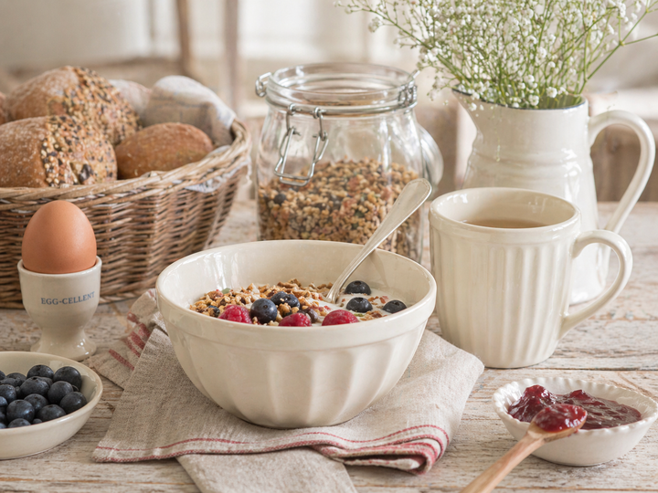 IB Laursen Mynte Müslischale Butter Cream mit Müsli und Beeren auf Holztisch im skandinavischen Landhausstil