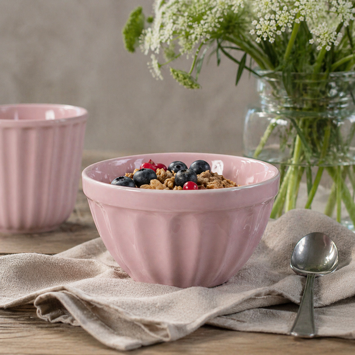 IB Laursen Mynte Müslischale English Rose mit Müsli und Beeren auf rustikalem Holztisch im Landhausstil