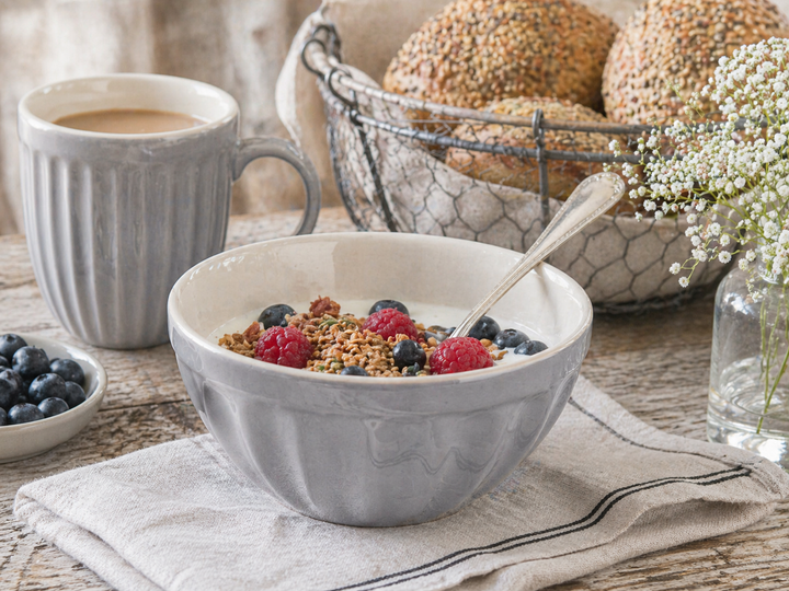IB Laursen Mynte Müslischale French Grey mit Müsli und Beeren auf Holztisch im skandinavischen Landhausstil