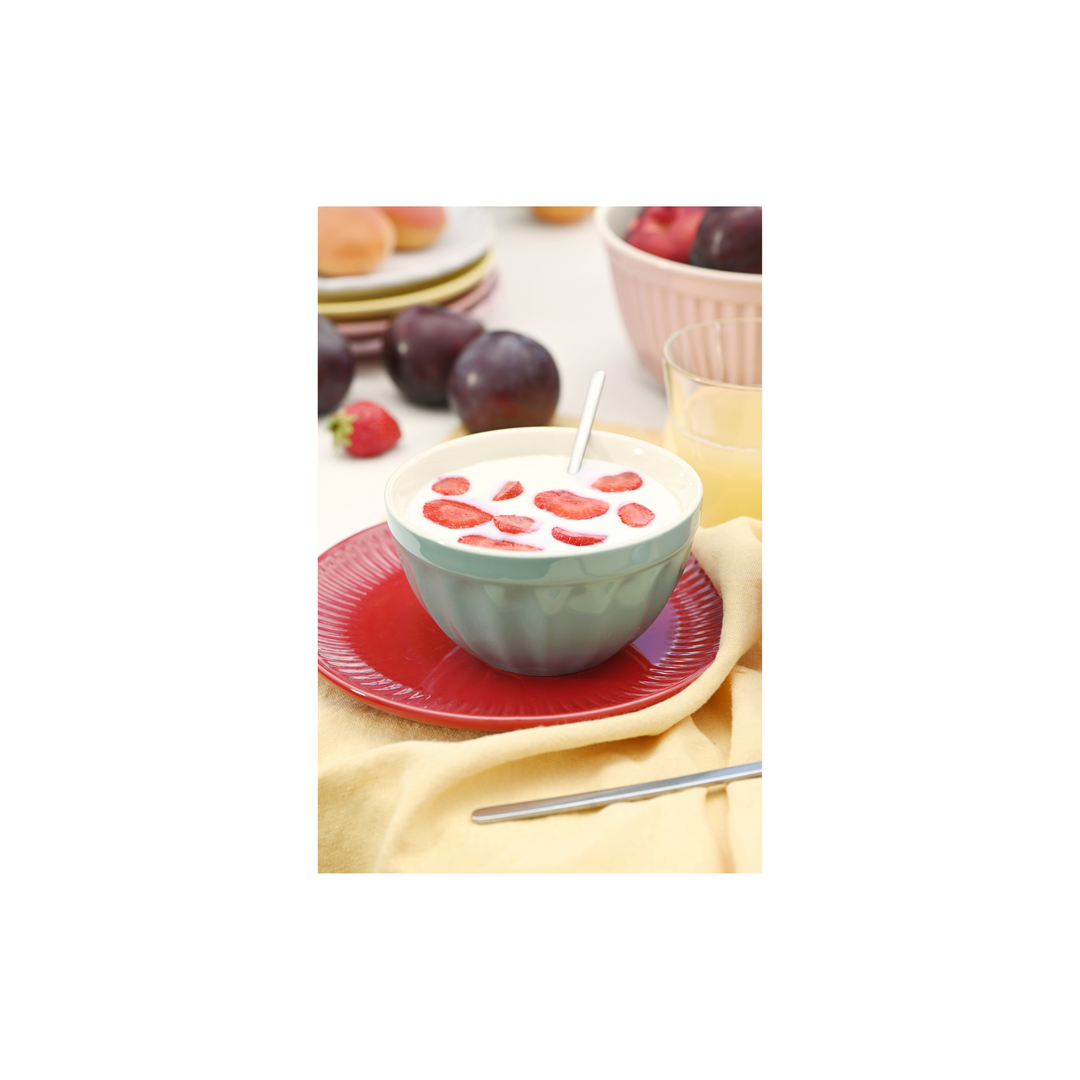 IB Laursen Mynte Müslischale Green Tea mit Müsli und Erdbeeren auf gedecktem Tisch