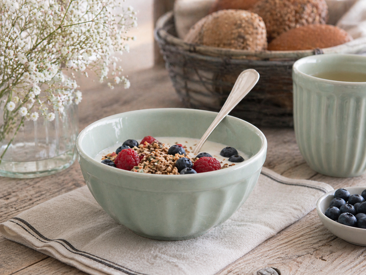 IB Laursen Mynte Müslischale Green Tea mit Müsli und Beeren auf Holztisch im skandinavischen Landhausstil