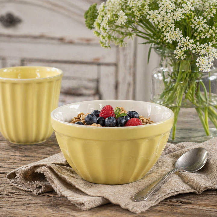 IB Laursen Mynte Müslischale Lemonade mit Müsli und Beeren auf rustikalem Holztisch im Landhausstil angerichtet