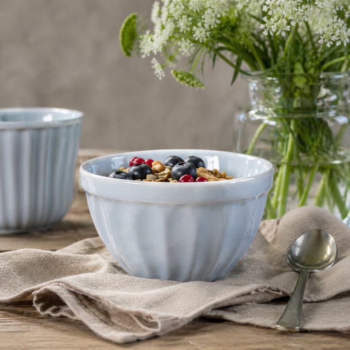 IB Laursen Mynte Müslischale Stillwater mit Müsli und Beeren auf rustikalem Holztisch im Landhausstil
