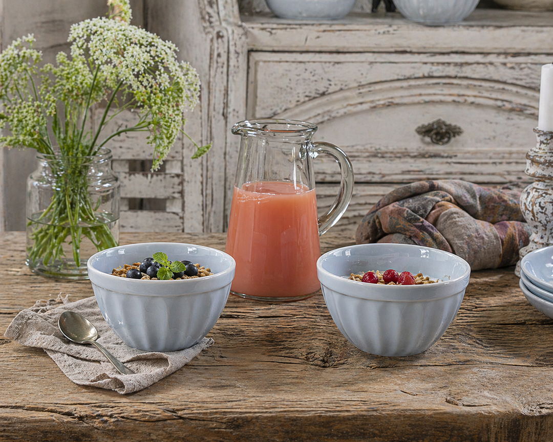 IB Laursen Mynte Müslischale Stillwater im Set mit Müsli auf urigem Holztisch neben Saftkanne im Shabby Chic Landhausstil