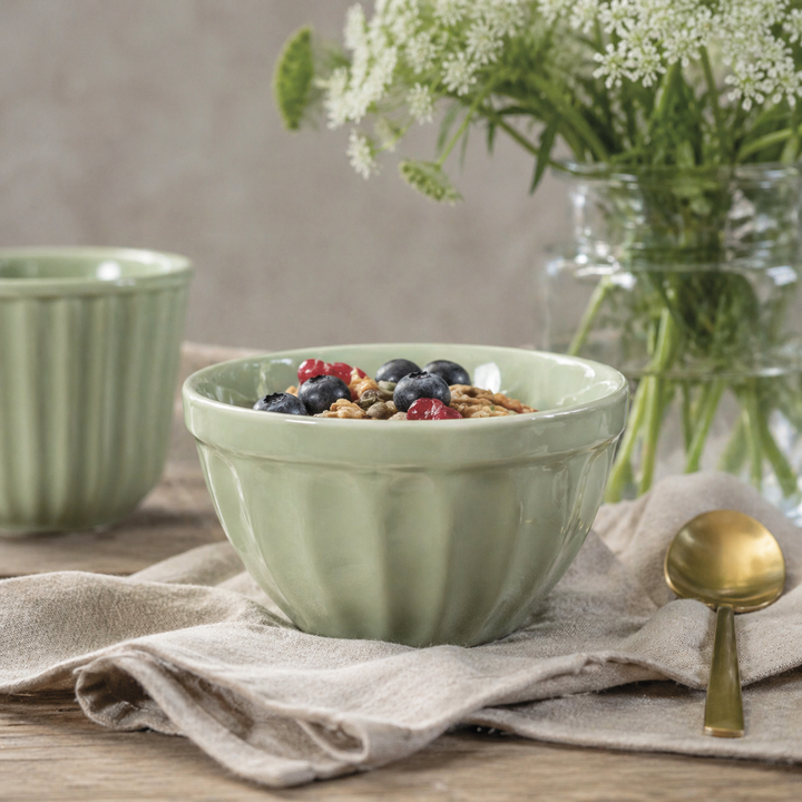 IB Laursen Mynte Müslischale Wasabi mit Müsli und Beeren auf rustikalem Holztisch im Landhausstil
