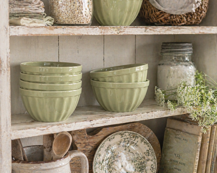 IB Laursen Mynte Müslischale Wasabi dekorativ im Regal einer Shabby Chic Landhausküche