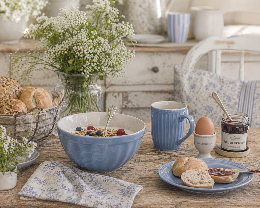 IB Laursen Mynte Schüssel Blue Bell auf Frühstückstisch mit Brötchen und Marmelade im Shabby Chic Landhausstil