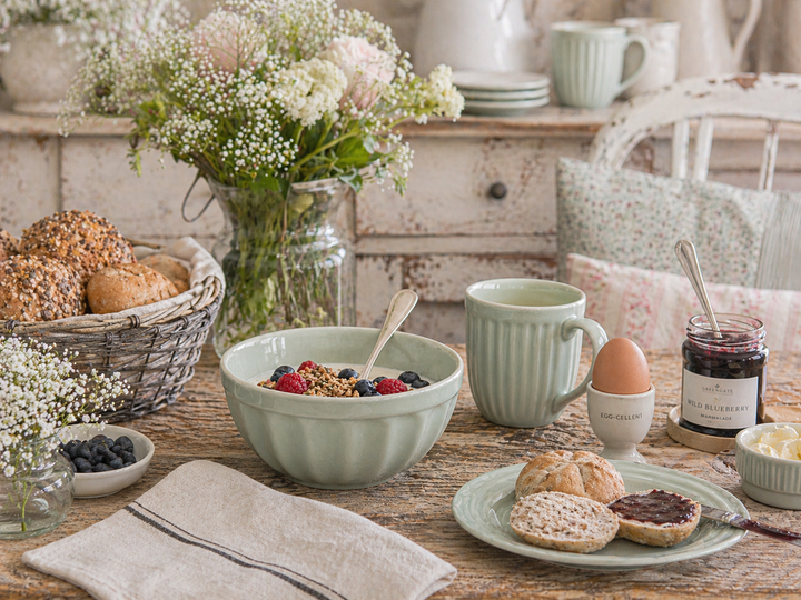 IB Laursen Mynte Schüssel Green Tea auf Frühstückstisch mit Brötchen und Marmelade im Shabby Chic Landhausstil