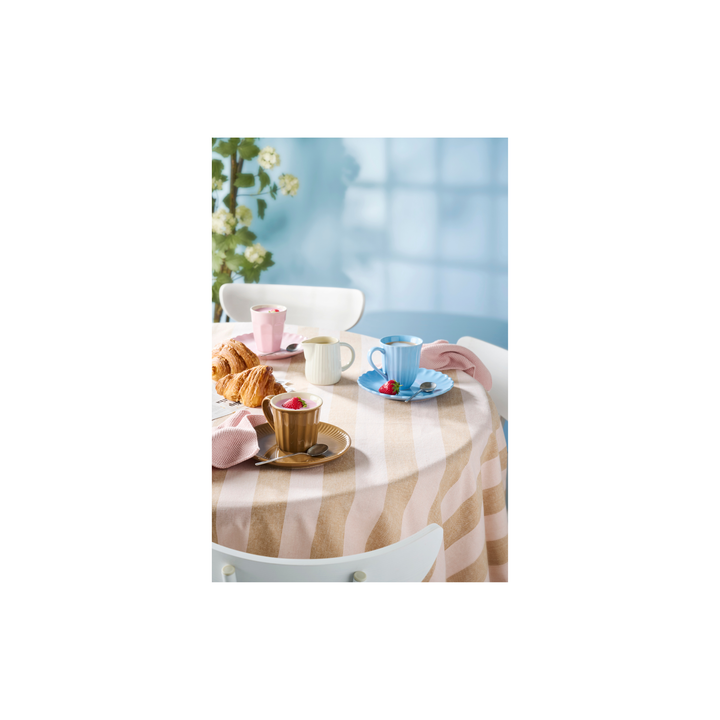 IB Laursen Mynte Tasse Blue Bell auf gedecktem Frühstückstisch im skandinavischen Landhausstil