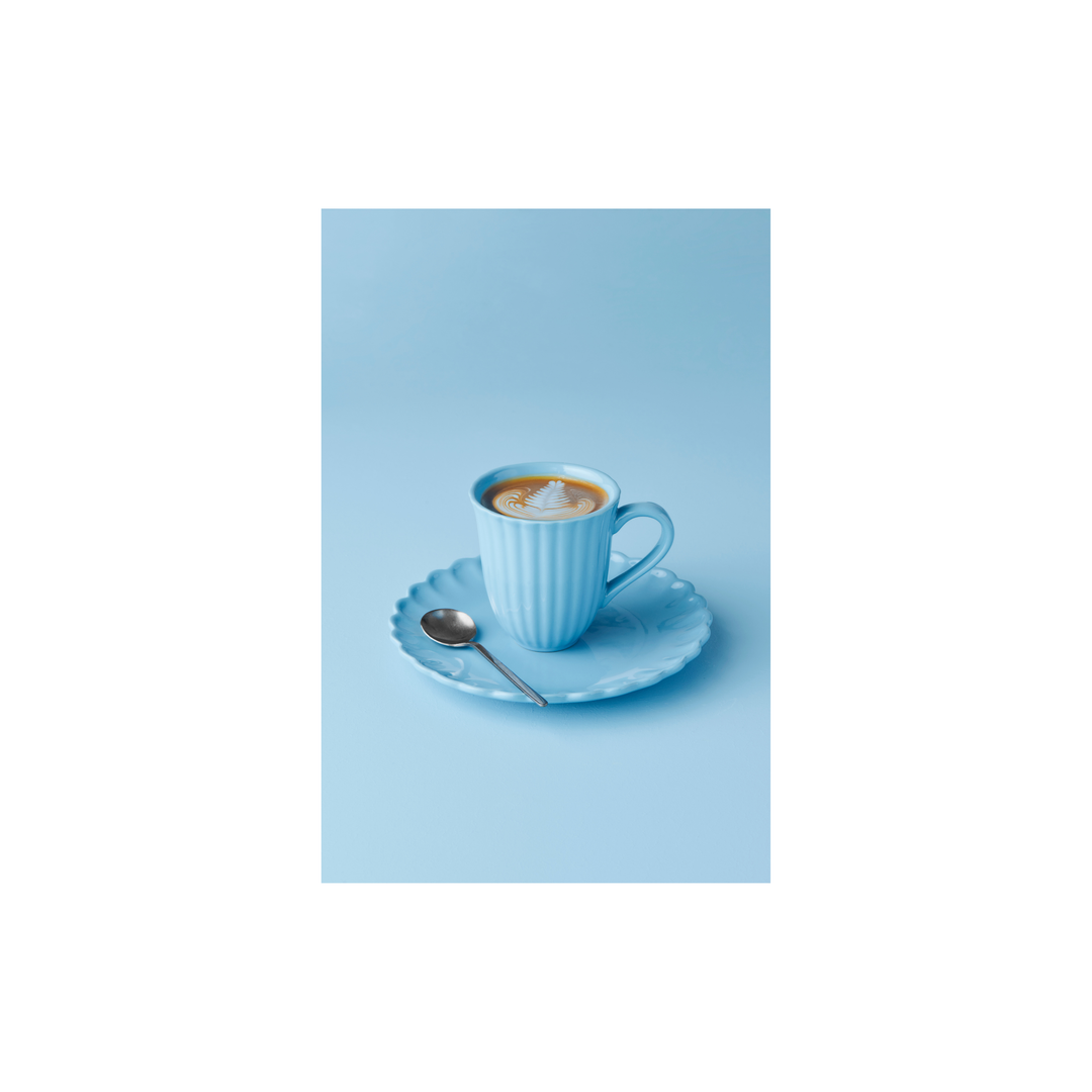 IB Laursen Mynte Tasse Blue Bell mit Kaffee auf Unterteller im skandinavischen Design