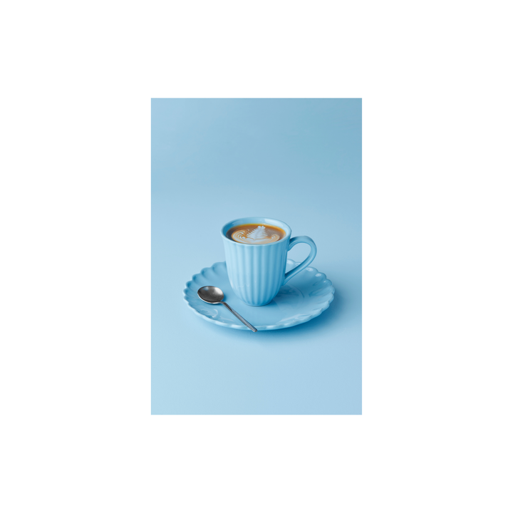 IB Laursen Mynte Tasse Blue Bell mit Kaffee auf Unterteller im skandinavischen Design