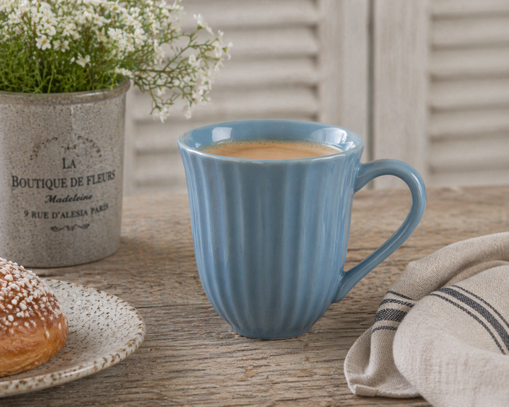 IB Laursen Mynte Tasse Blue Bell in Nutzung mit Kaffee im Landhausstil