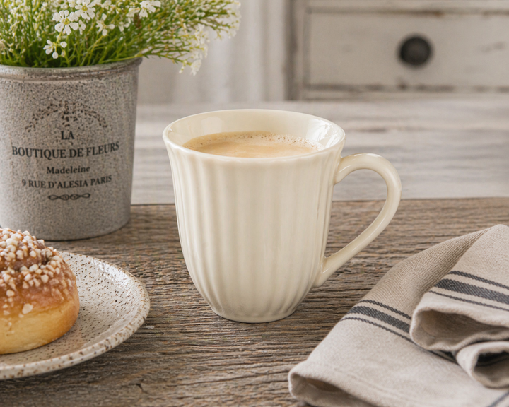 IB Laursen Mynte Tasse Butter Cream in Nutzung mit Kaffee im skandinavischen Landhausstil