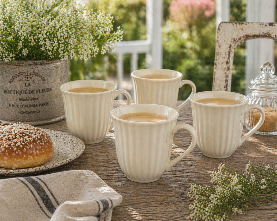 IB Laursen Mynte Tasse Butter Cream auf Terrasse im Sommer im Shabby Chic Landhausstil mit mehreren Bechern und Kaffee