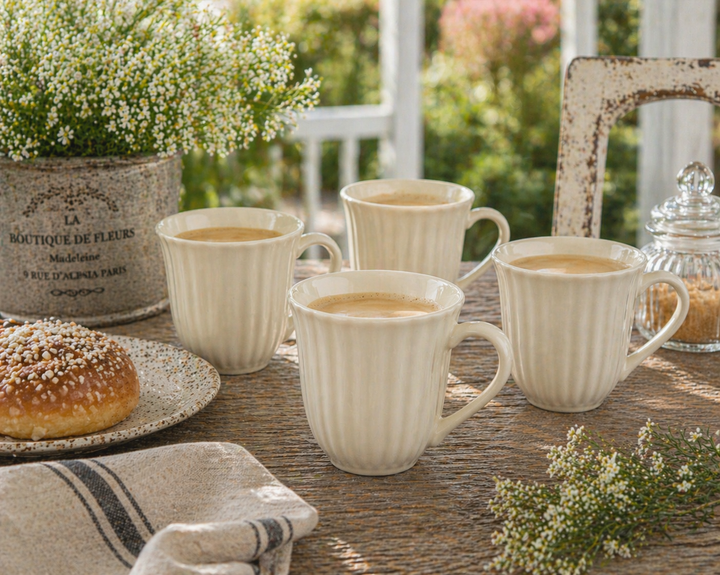 IB Laursen Mynte Tasse Butter Cream auf Terrasse im Sommer im Shabby Chic Landhausstil mit mehreren Bechern und Kaffee