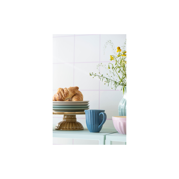 IB Laursen Mynte Tasse Cornflower blau beim Frühstück mit Croissant und Geschirr