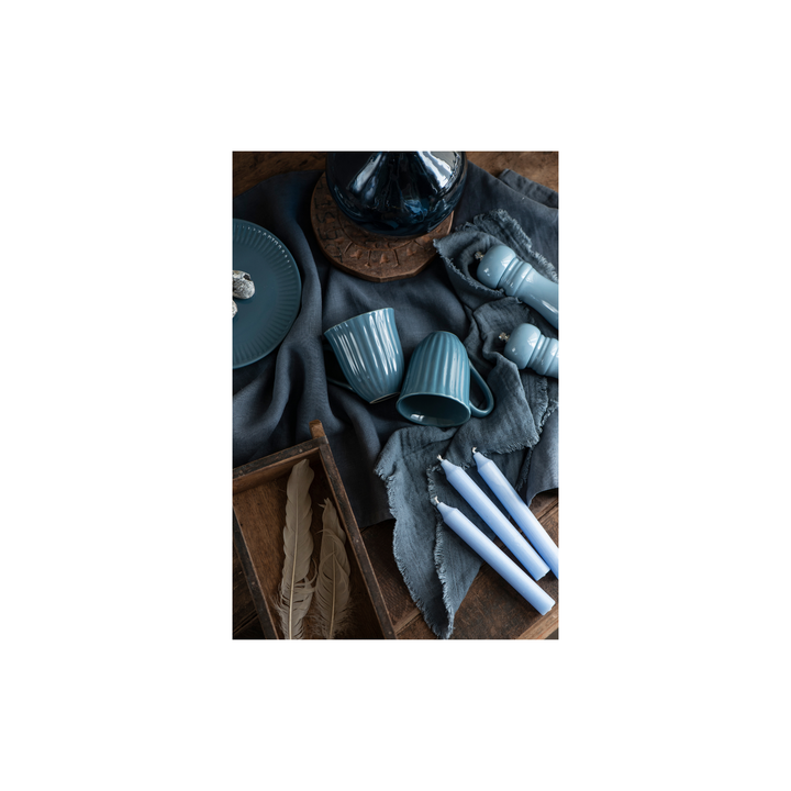 IB Laursen Mynte Tasse Cornflower blau im dunklen Stillleben mit Kerzen und Textilien