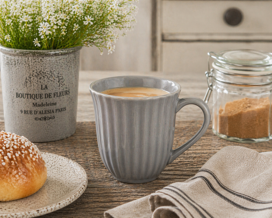 IB Laursen Mynte Tasse French Grey in Nutzung mit Kaffee auf Holztisch im skandinavischen Landhausstil