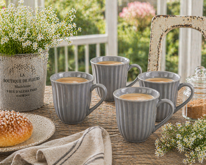 IB Laursen Mynte Tasse French Grey auf Terrasse im Sommer im Shabby Chic Landhausstil mit mehreren Bechern und Kaffee