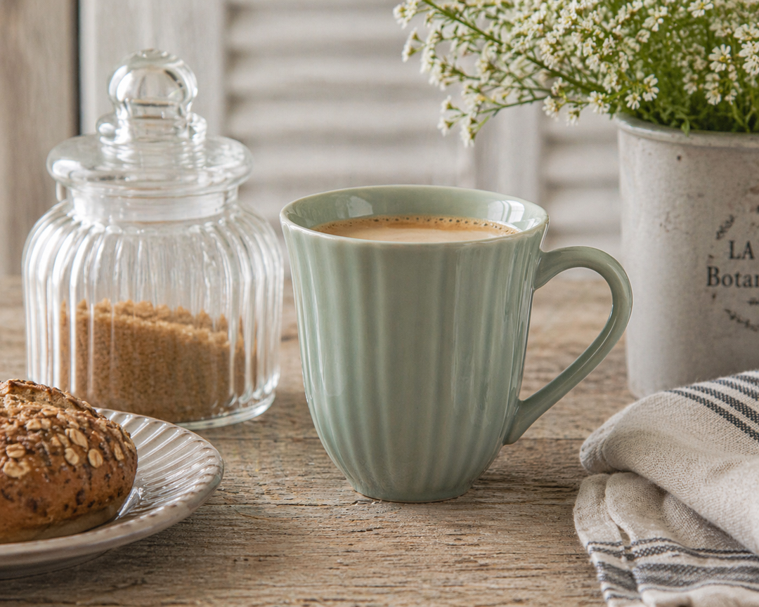 IB Laursen Mynte Tasse Green Tea in Nutzung mit Kaffee im Landhausstil