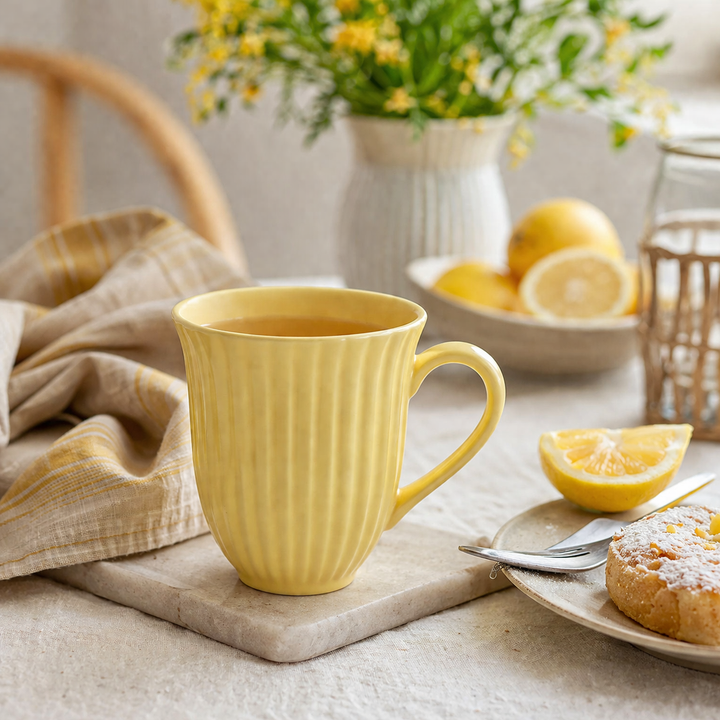 IB Laursen Mynte Tasse Lemonade in Nutzung beim Frühstück im Landhausstil mit warmem Getränk und sommerlicher Tischdekoration