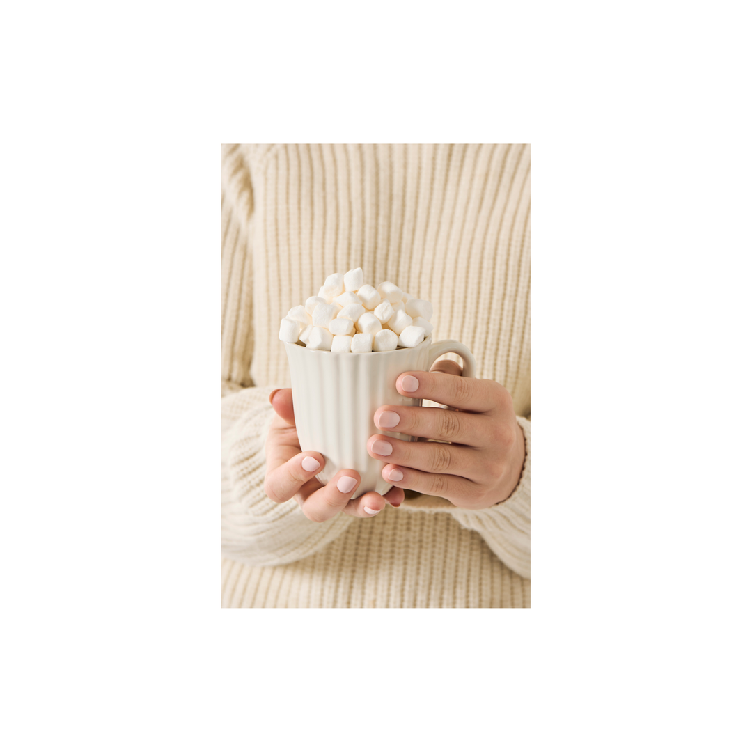 IB Laursen Mynte Tasse mit Rillen Butter Cream in Händen mit Kakao und Marshmallows im skandinavischen Stil