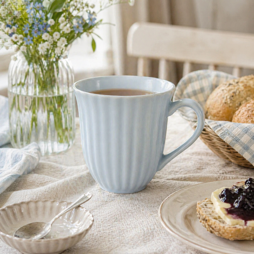 IB Laursen Mynte Tasse Stillwater in Nutzung mit Tee auf gedecktem Tisch im skandinavischen Landhausstil