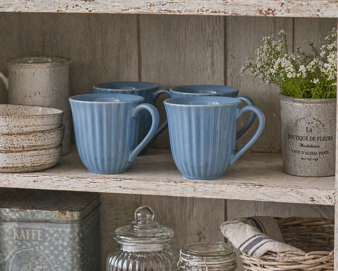 IB Laursen Mynte Tassen Blue Bell im Regal einer Landhausküche im Shabby Chic Stil