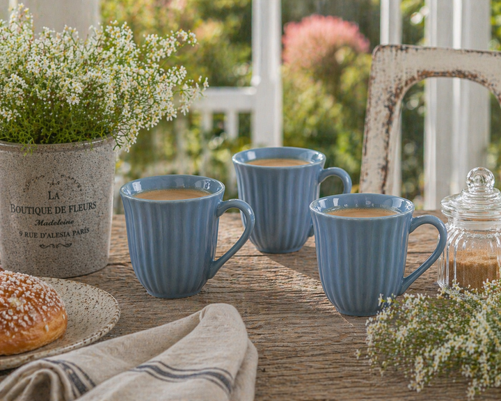 Alt-Text:
IB Laursen Mynte Tassen Blue Bell auf Terrasse im Sommer im Landhausstil