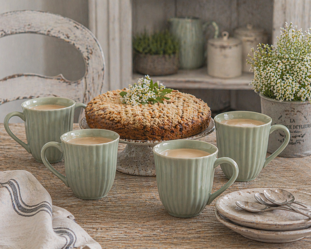 IB Laursen Mynte Tassen Green Tea auf Holztisch mit Kuchen im Shabby Chic Stil