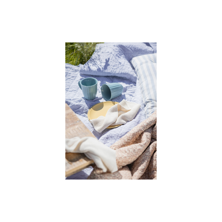 IB Laursen Mynte Tassen im Picknick Setting mit Decke und Geschirr