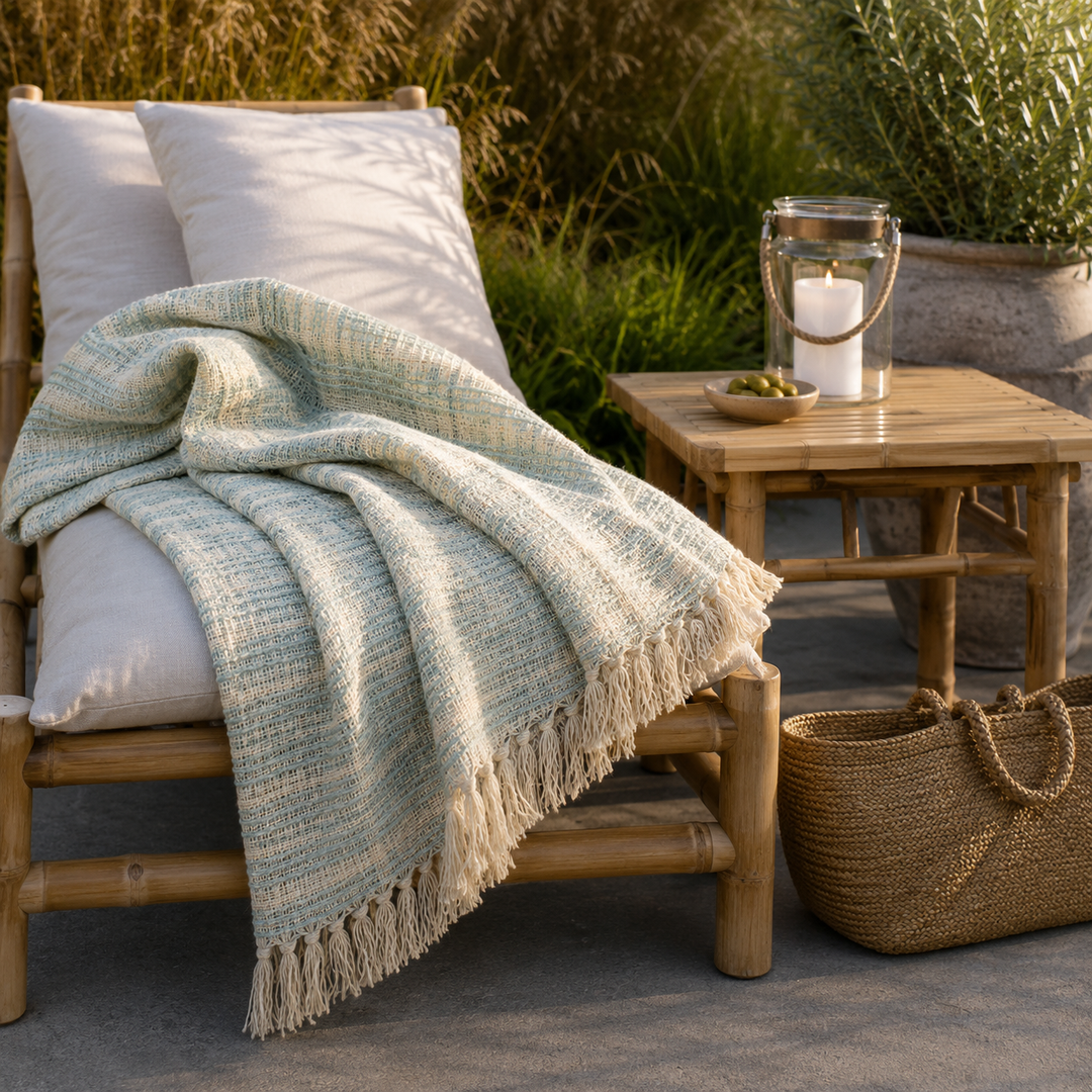 IB Laursen Plaid Hellblau dekorativ auf Bambusliege im skandinavischen Outdoor Wohnstil mit Naturdekoration
