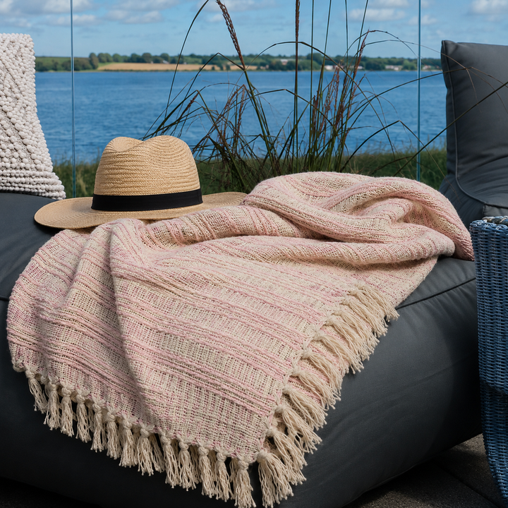 Zartrosa Chic Antique Plaid auf Outdoor Lounge im skandinavischen Landhausstil