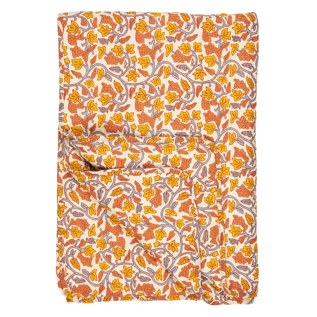 IB Laursen Quilt aus Baumwolle mit gelb-orangefarbenem Weinrebenmuster