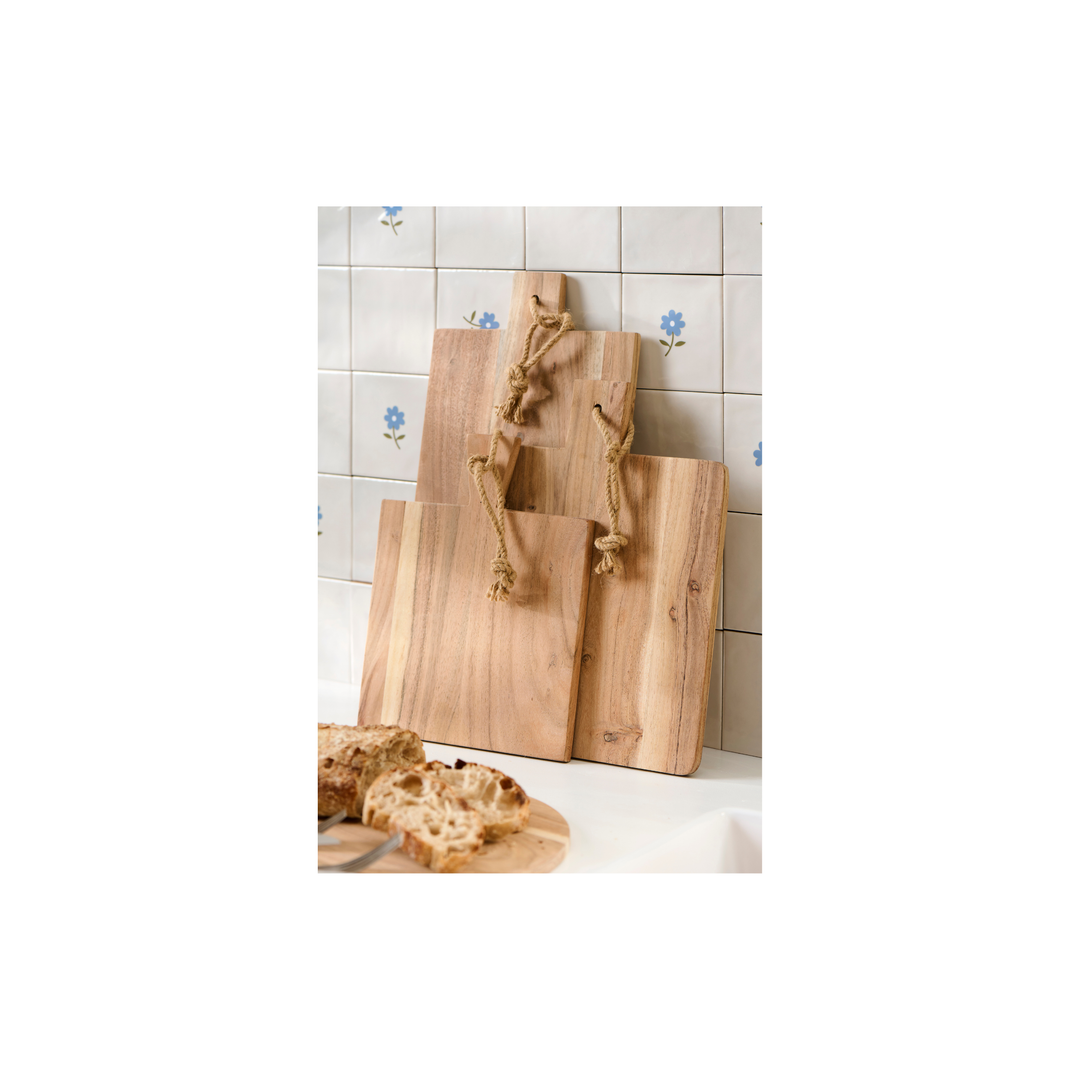 Detailaufnahme von rechteckigen Schneidebrettern aus Akazienholz mit natürlicher Holzmaserung