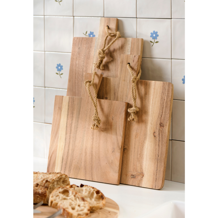 IB Laursen Schneidebretter aus Akazienholz mit Juteseil im natürlichen Holzdesign