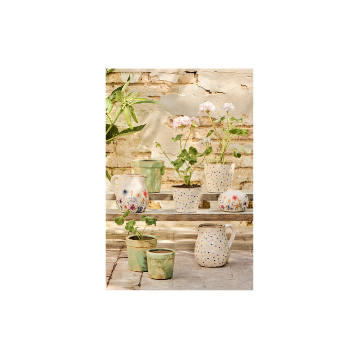 IB Laursen Vase petit fleur mit Henkel dekoriert mit Blumen im skandinavischen Landhausstil