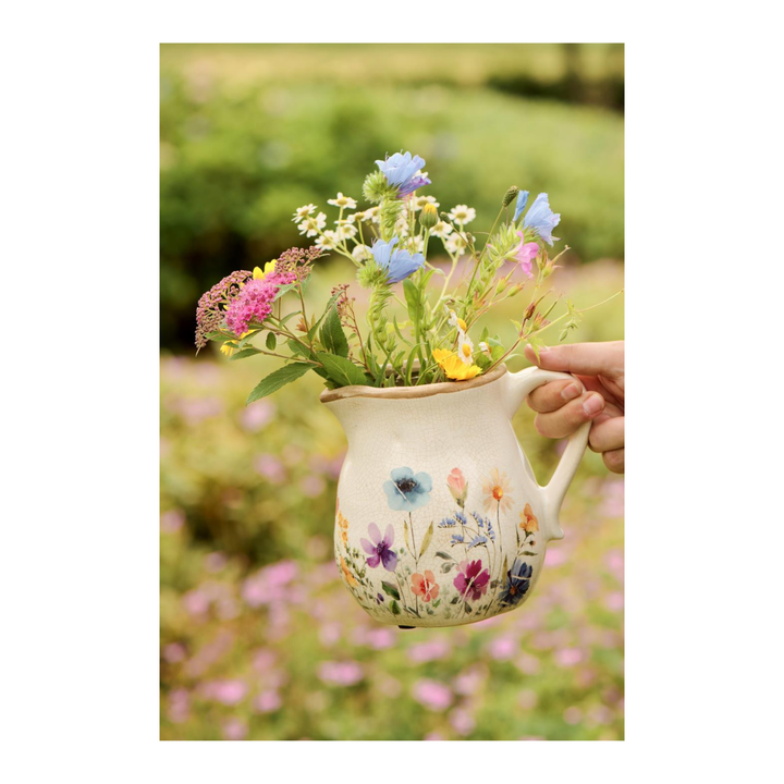 IB Laursen Vase mit Henkel Wildflowers aus Keramik mit buntem Blumenstrauß im Garten im skandinavischen Stil
