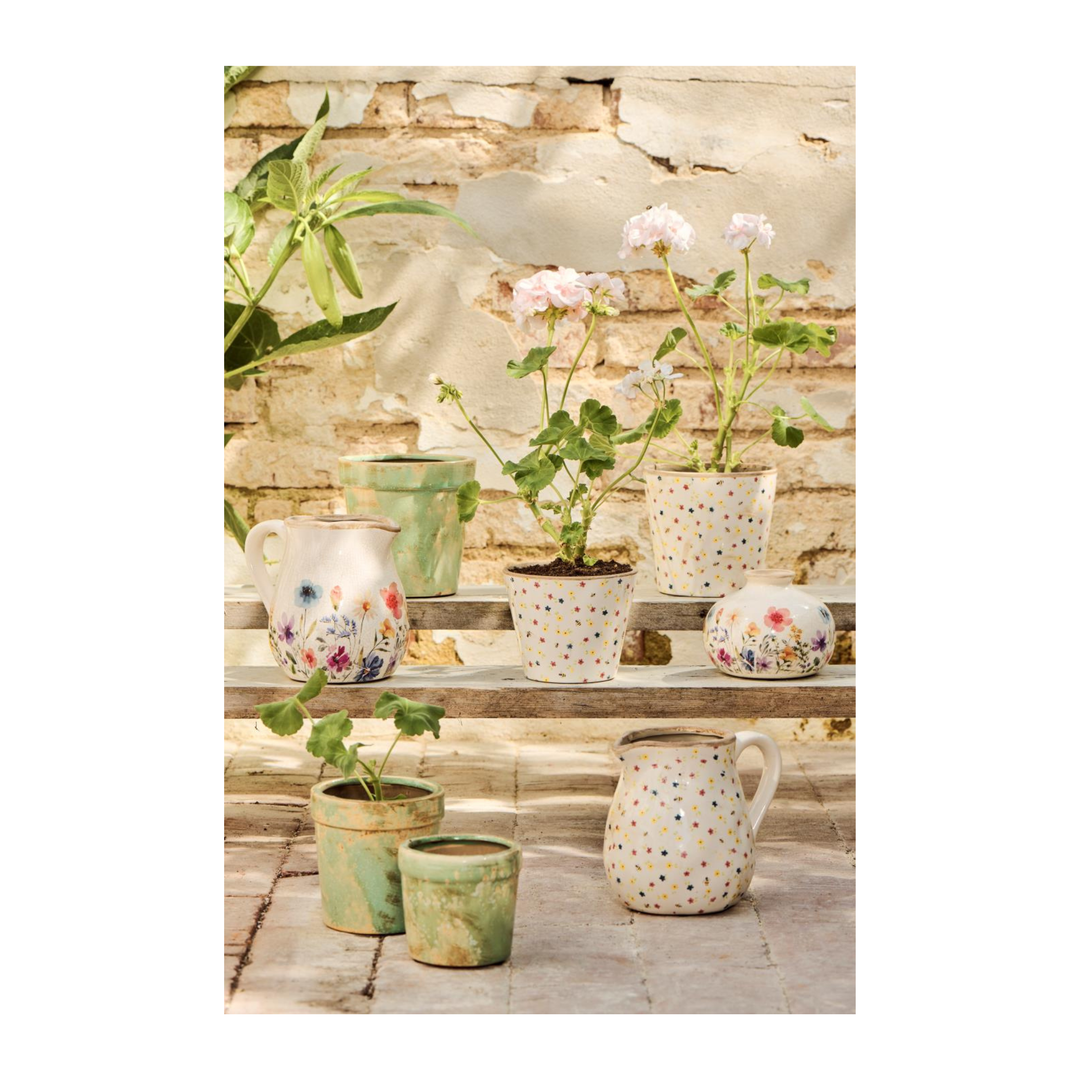 IB Laursen Wildflowers Keramikvasen und Blumentöpfe mit floralem Muster im skandinavischen Landhausstil dekoriert im Garten
