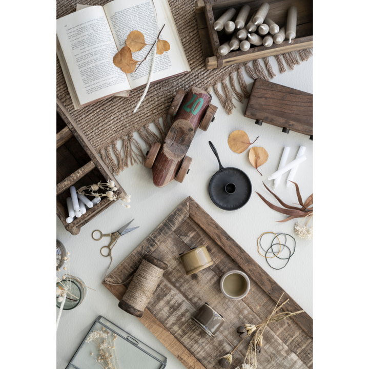 Ziegelform Holz Vintage im dekorativen Flatlay Arrangement