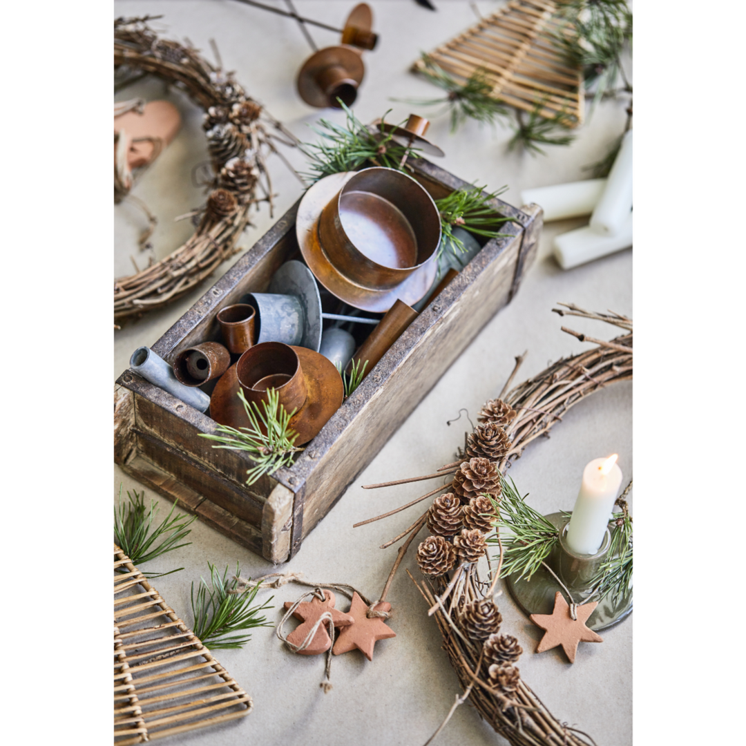 Ziegelform Holz dekoriert mit Kerzen und Naturmaterialien