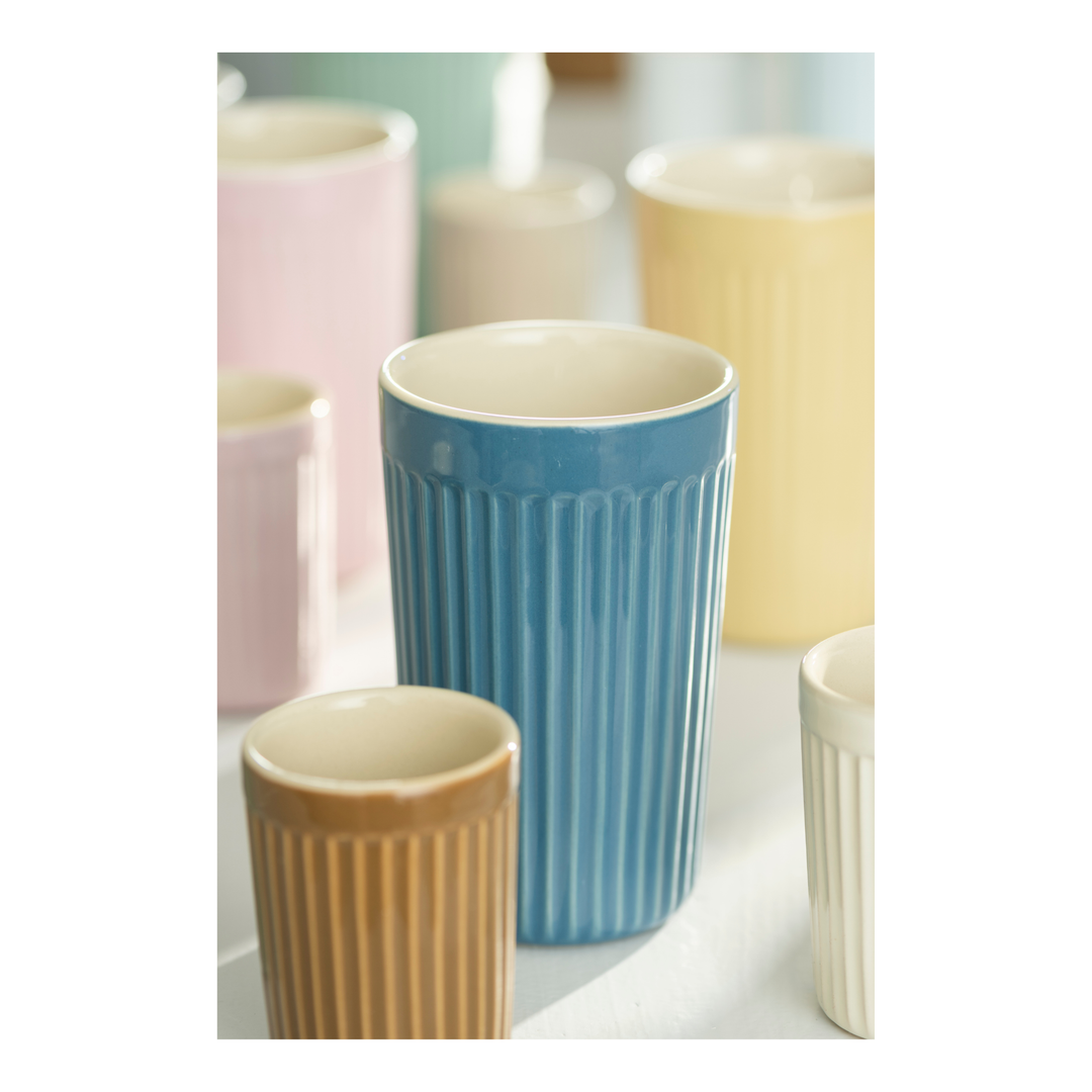 Detail Mynte Becher Cornflower mit Rillenstruktur
