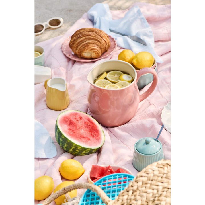 Steingutkanne der Serie Mynte in Coral Almond von IB Laursen