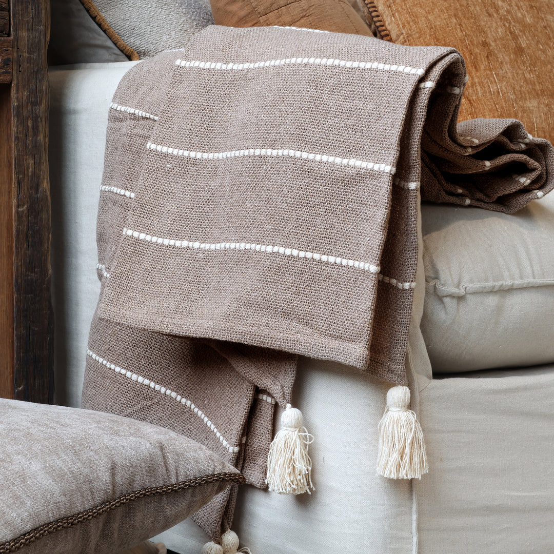Plaid Aix Latte von Chic Antique mit dekorativen Quasten