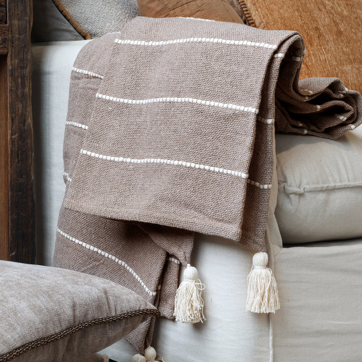 Plaid Aix Latte von Chic Antique mit dekorativen Quasten