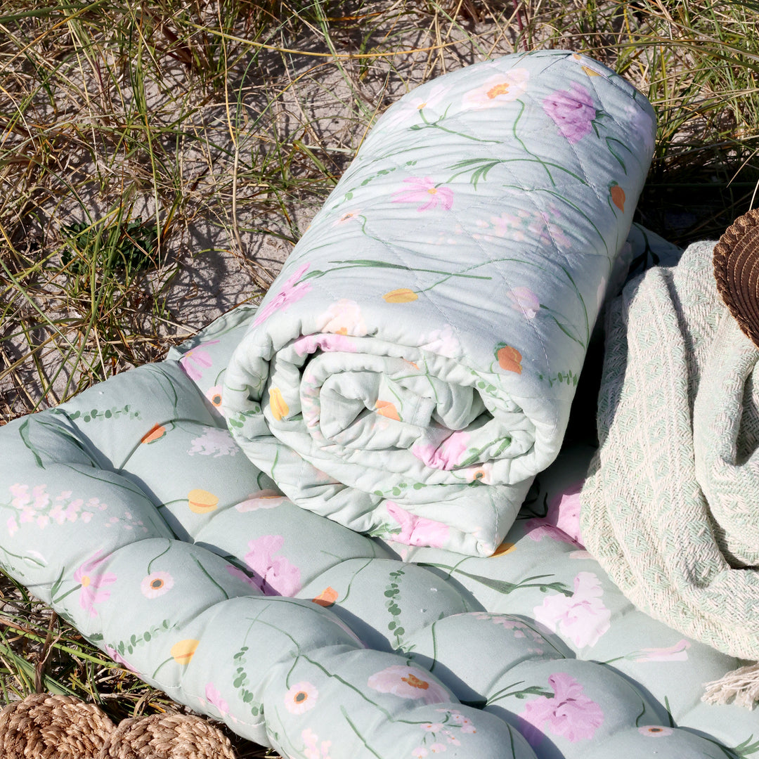 Skandinavischer Baumwollquilt von Chic Antique mit floralem Muster in Grün im Landhausstil